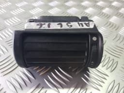Udluftning i instrumentpanelet, højre side AUDI A4 1996